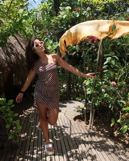 Maísa Silva feet photo thumbnail
