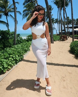 Maísa Silva feet photo thumbnail