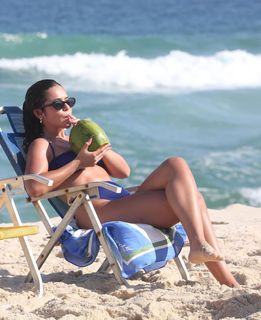 Maísa Silva feet photo thumbnail