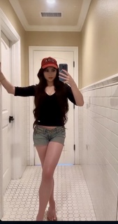 McKayla Maroney feet photo thumbnail