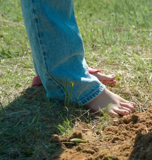 Mckenna Grace feet photo thumbnail