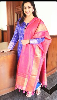 Meena feet photo thumbnail