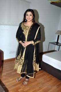 Meena feet photo thumbnail