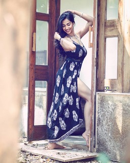 Meenakshii Chaudhary feet photo 3