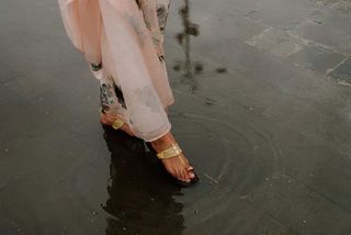Meenakshii Chaudhary feet photo 14