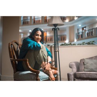 Meenakshii Chaudhary feet photo 13
