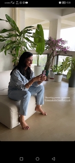 Meenakshii Chaudhary feet photo 18