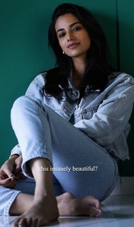 Meenakshii Chaudhary feet photo 17