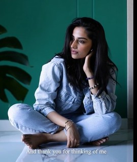 Meenakshii Chaudhary feet photo 10