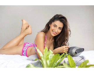 Meenakshii Chaudhary feet photo 9