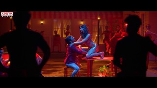 Meenakshii Chaudhary feet photo 16