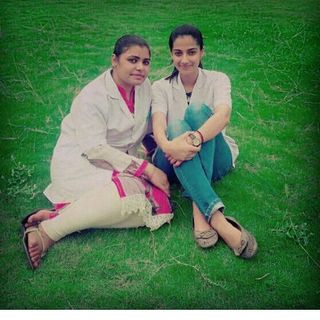 Meenakshii Chaudhary feet photo 11