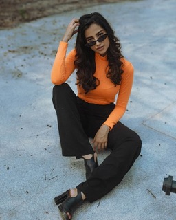 Meenakshii Chaudhary feet photo 6