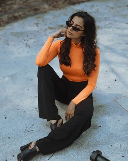Meenakshii Chaudhary feet photo 5