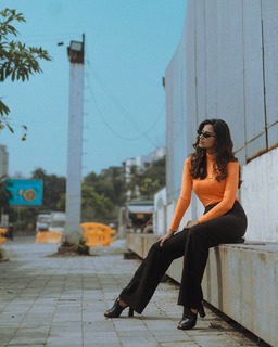 Meenakshii Chaudhary feet photo 3