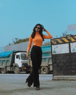Meenakshii Chaudhary feet photo 20
