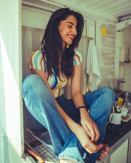 Meenakshii Chaudhary feet photo 14