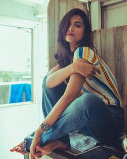 Meenakshii Chaudhary feet photo 13