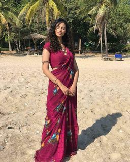 Meenakshii Chaudhary feet photo 8