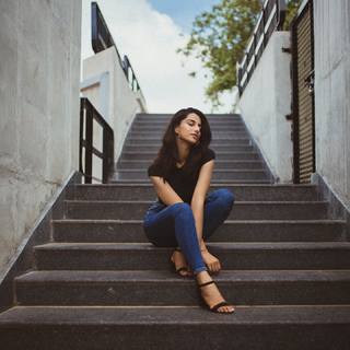 Meenakshii Chaudhary feet photo 14