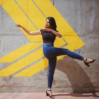 Meenakshii Chaudhary feet photo 13