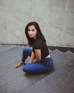 Meenakshii Chaudhary feet photo 12