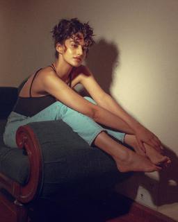 Meenakshii Chaudhary feet photo 7