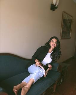 Meenakshii Chaudhary feet photo 15