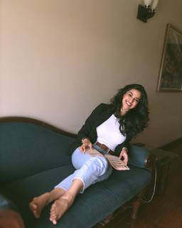 Meenakshii Chaudhary feet photo 14
