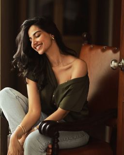 Meenakshii Chaudhary feet photo 13