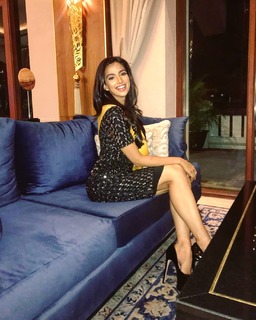 Meenakshii Chaudhary feet photo 7