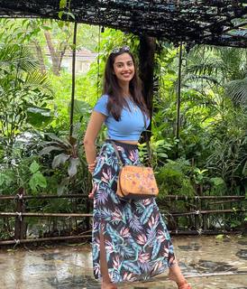 Meenakshii Chaudhary feet photo 3