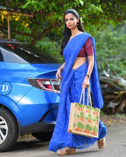 Meenakshii Chaudhary feet photo 16