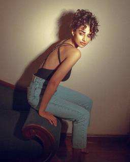 Meenakshii Chaudhary feet photo 14