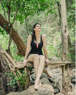 Meenakshii Chaudhary feet photo 10