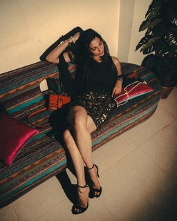 Meenakshii Chaudhary feet photo 7