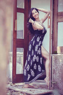 Meenakshii Chaudhary feet photo 4