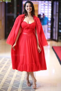 Meenakshii Chaudhary feet photo 18