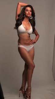 Meenakshii Chaudhary feet photo 5