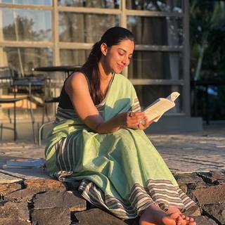 Meenakshii Chaudhary feet photo 4