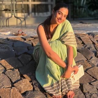 Meenakshii Chaudhary feet photo 3