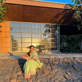 Meenakshii Chaudhary feet photo 2