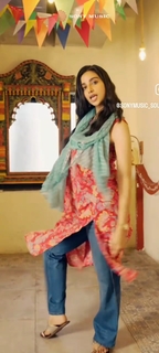 Meenakshii Chaudhary feet photo 1