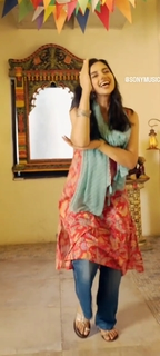 Meenakshii Chaudhary feet photo 20