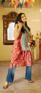 Meenakshii Chaudhary feet photo 19