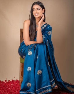 Meenakshii Chaudhary feet photo 13