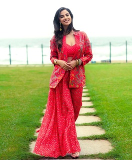 Meenakshii Chaudhary feet photo 6