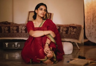 Meenakshii Chaudhary feet photo 5