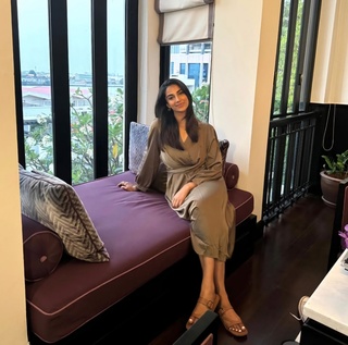 Meenakshii Chaudhary feet photo 3
