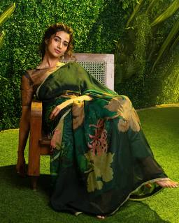 Meenakshii Chaudhary feet photo 20